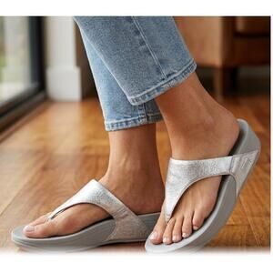FitFlop Skinny Silver Leather Toe Post Thong Sandals Women’s Size 6 EUC